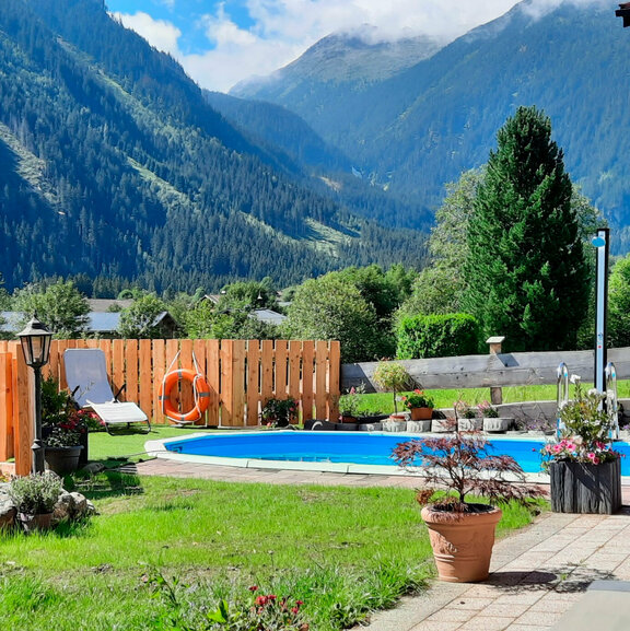 Blick über das Tal zum Wasserfall Blick über das Tal zum Wasserfall